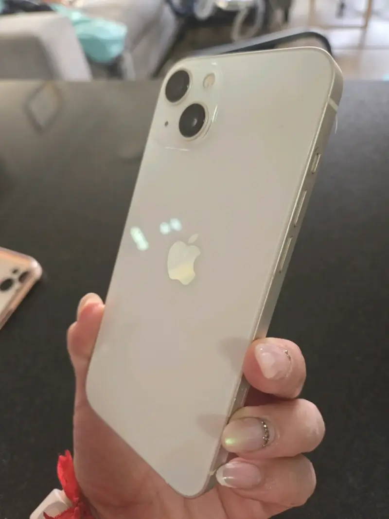 iPhone 13 blanco en muy buen estado - 2