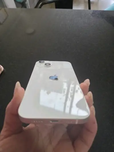 iPhone 13 blanco en muy buen estado - miniatura 3
