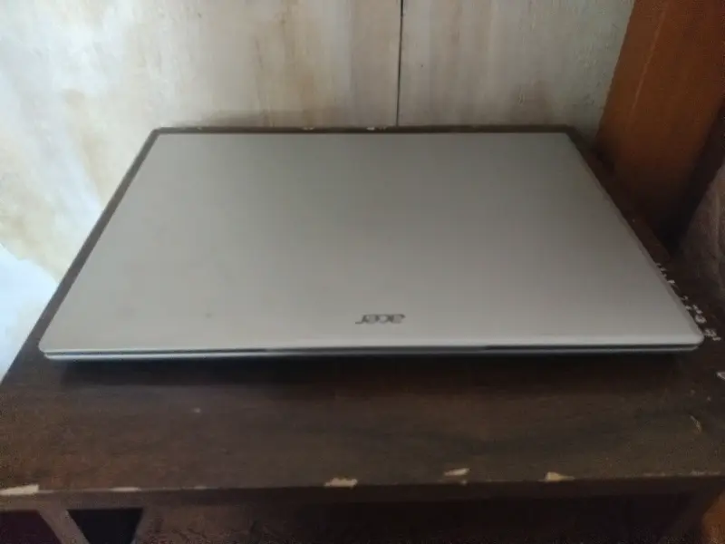 Laptop Acer delgada y portátil - 1