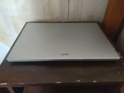 Laptop Acer delgada y portátil - miniatura 1