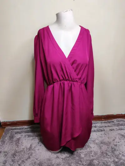 Vestido fucsia con escote en V - miniatura 1
