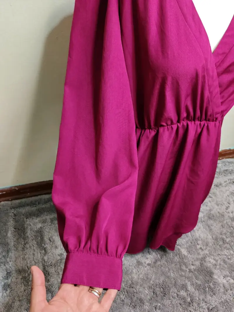 Vestido fucsia con escote en V - 2
