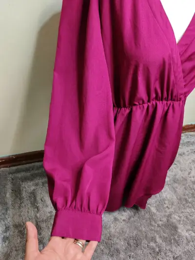Vestido fucsia con escote en V - miniatura 2