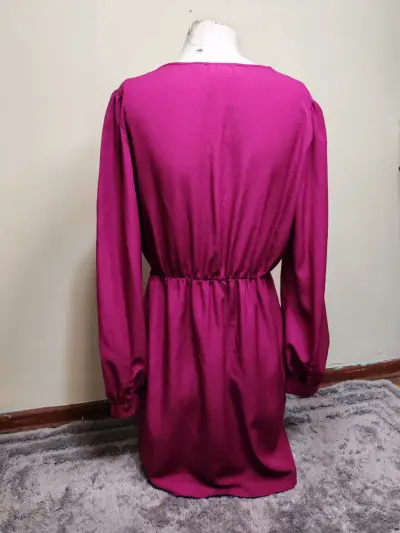 Vestido fucsia con escote en V - miniatura 4