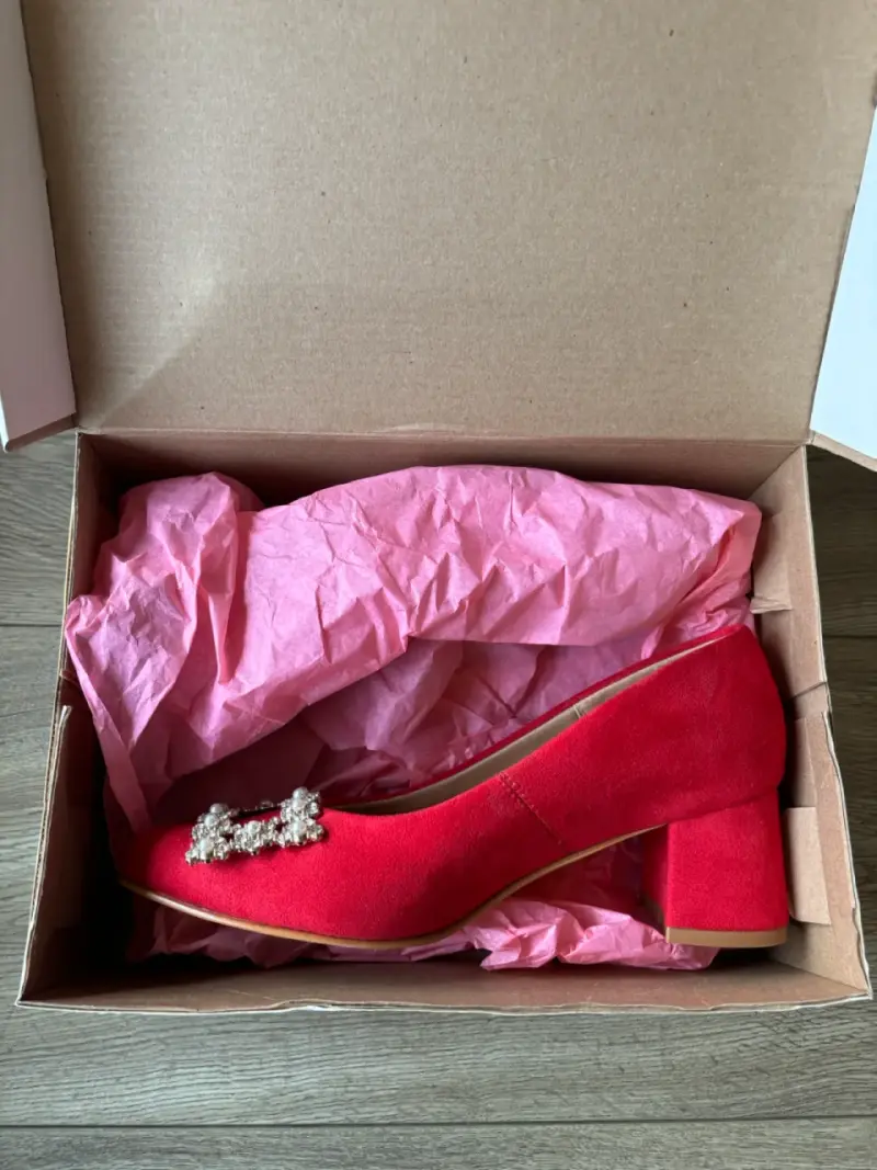 Zapatos de tacón rojo con adorno brillante - 1