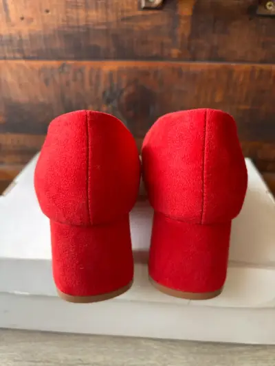 Zapatos de tacón rojo con adorno brillante - miniatura 4