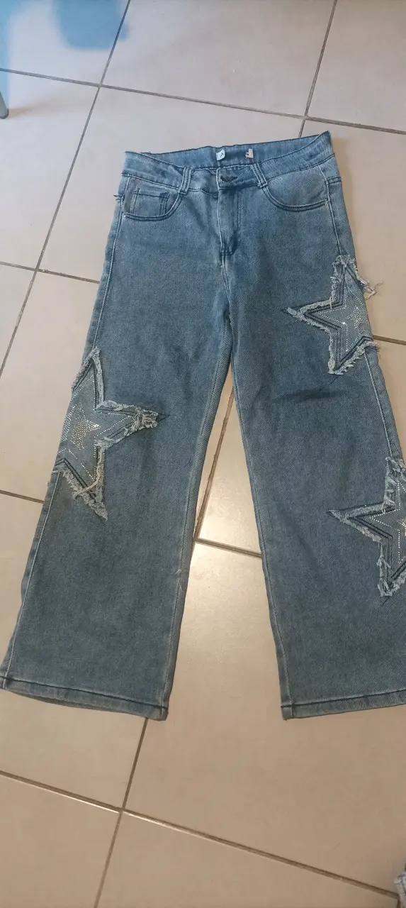 Jeans de mezclilla con estrellas decorativas - 1