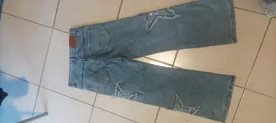 Jeans de mezclilla con estrellas decorativas - miniatura 2