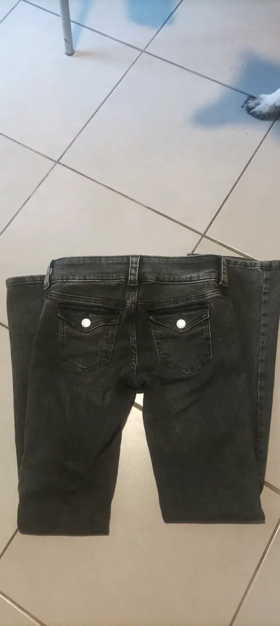 Jeans negros de mezclilla en buen estado - 1