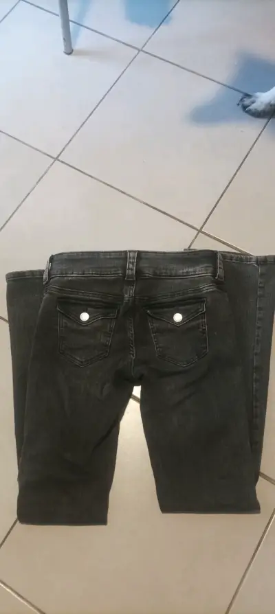 Jeans negros de mezclilla en buen estado - miniatura 1