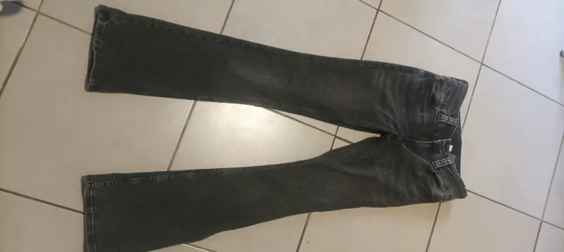 Jeans negros de mezclilla en buen estado - 2
