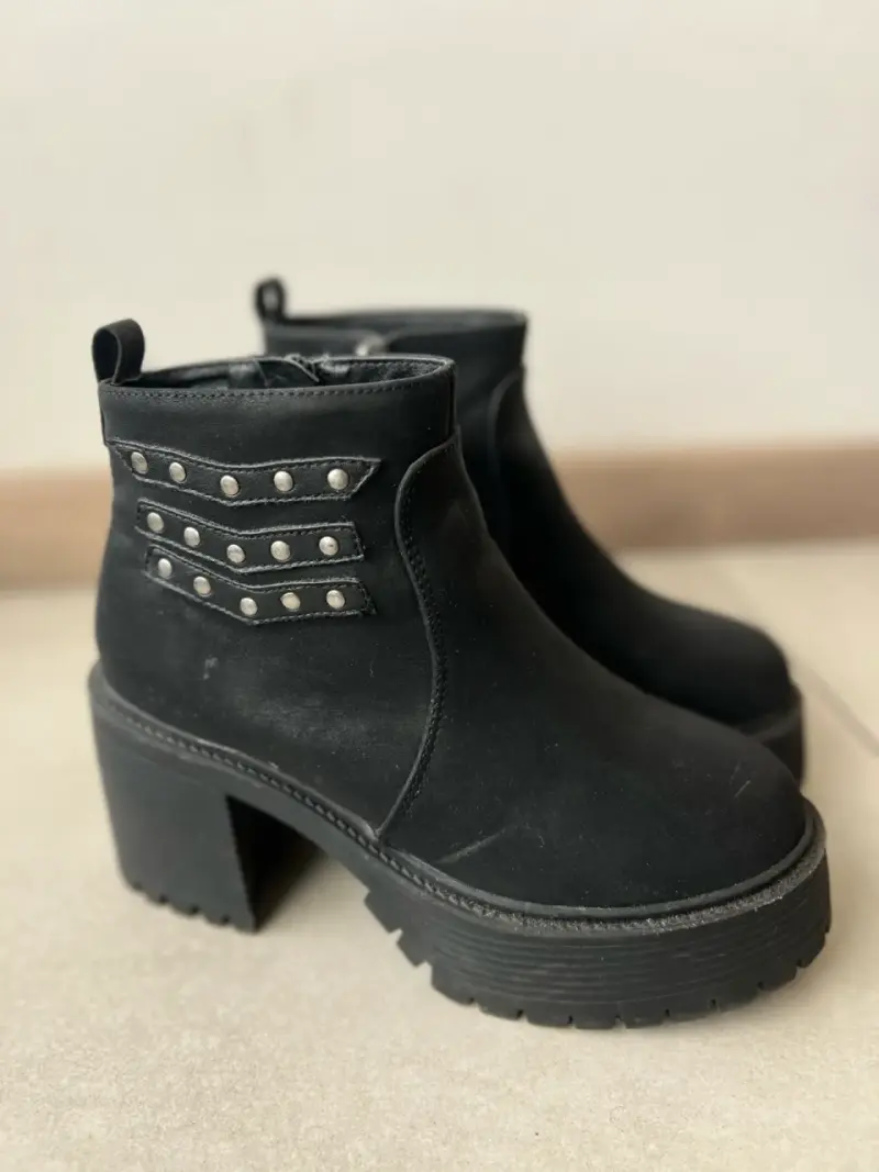 Botines negros con plataforma y tachas