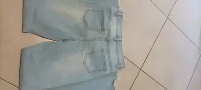 Pantalón de mezclilla desgastados celestes - miniatura 2