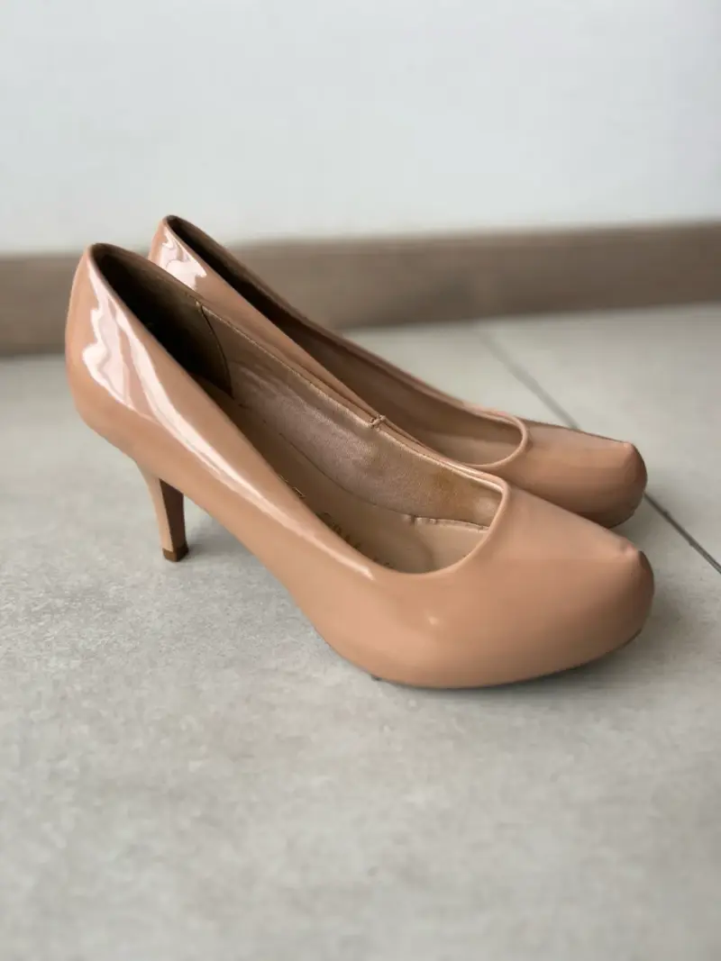 Tacones beige de charol elegantes