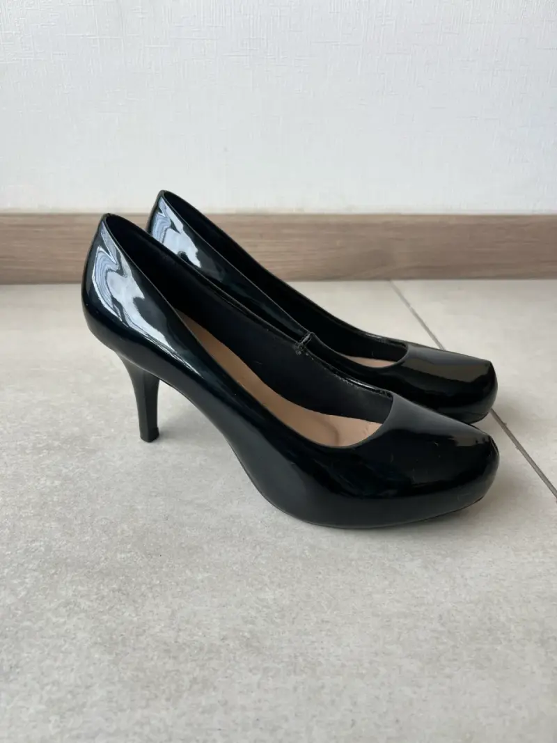 Tacones negros de charol elegantes - 1
