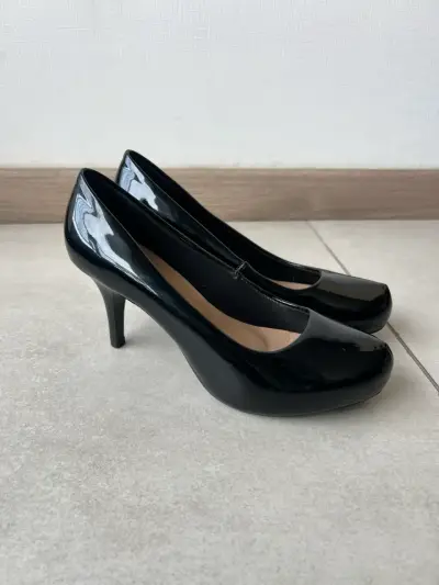 Tacones negros de charol elegantes - miniatura 1