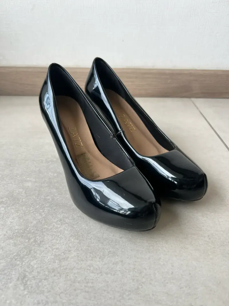 Tacones negros de charol elegantes - 2