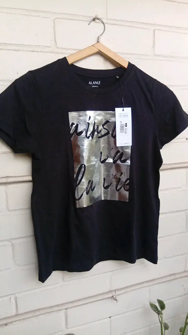 Polera Alaniz negra con diseño metálico - 1