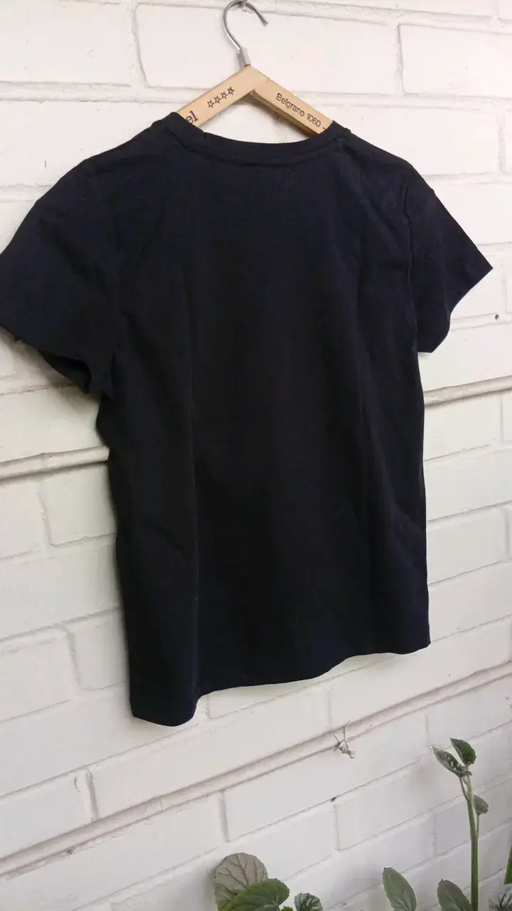 Polera Alaniz negra con diseño metálico - 2