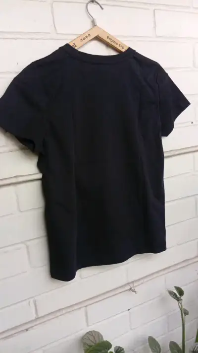 Polera Alaniz negra con diseño metálico - miniatura 2