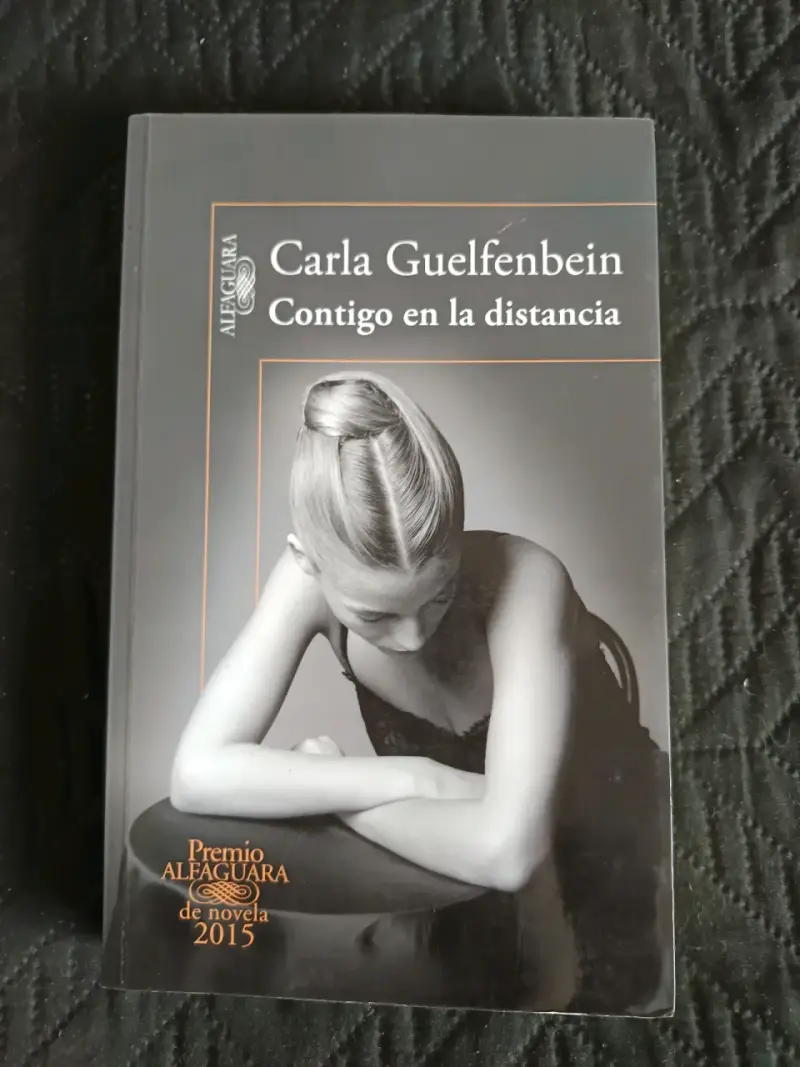 Libro Contigo en la distancia de Carla Guelfenbei