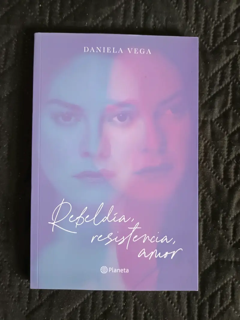 Libro Rebeldía, resistencia, amor de Daniela Vega