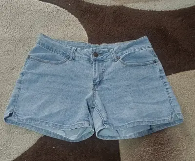 Shorts de mezclilla azul claro para mujer - miniatura 1