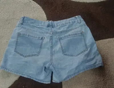 Shorts de mezclilla azul claro para mujer - miniatura 2