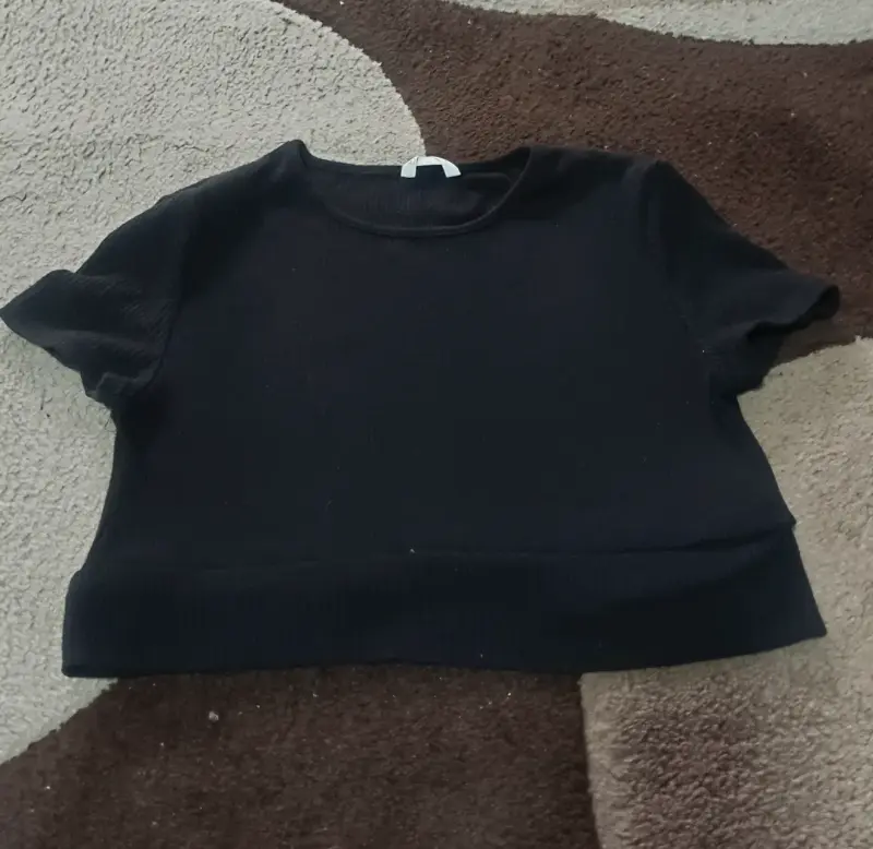 Polera negra de algodón manga corta