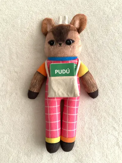 Peluche fauna nativa Pudú con overol colorido - miniatura 1