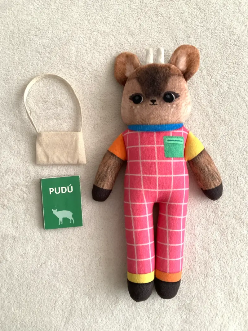 Peluche fauna nativa Pudú con overol colorido - 2