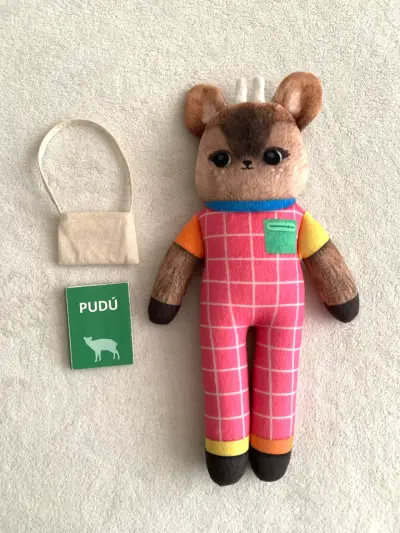 Peluche fauna nativa Pudú con overol colorido - miniatura 2