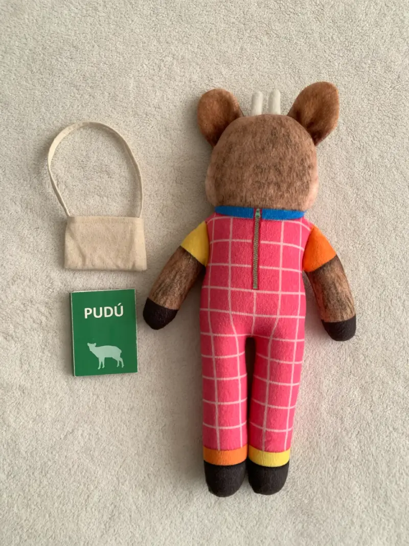 Peluche fauna nativa Pudú con overol colorido - 3
