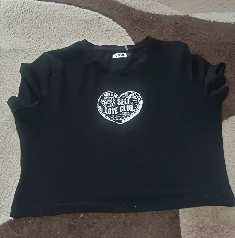 Polera negra con diseño 'Self Love Club'