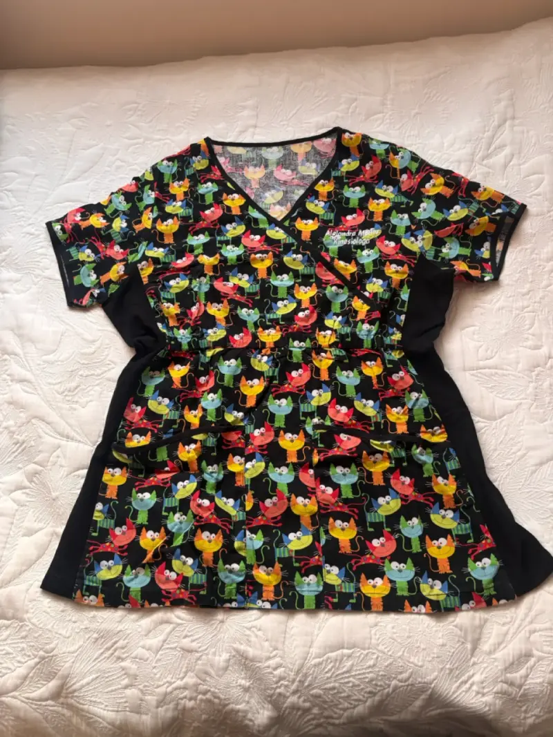 Uniforme médica estampada de gatos colorida - 1