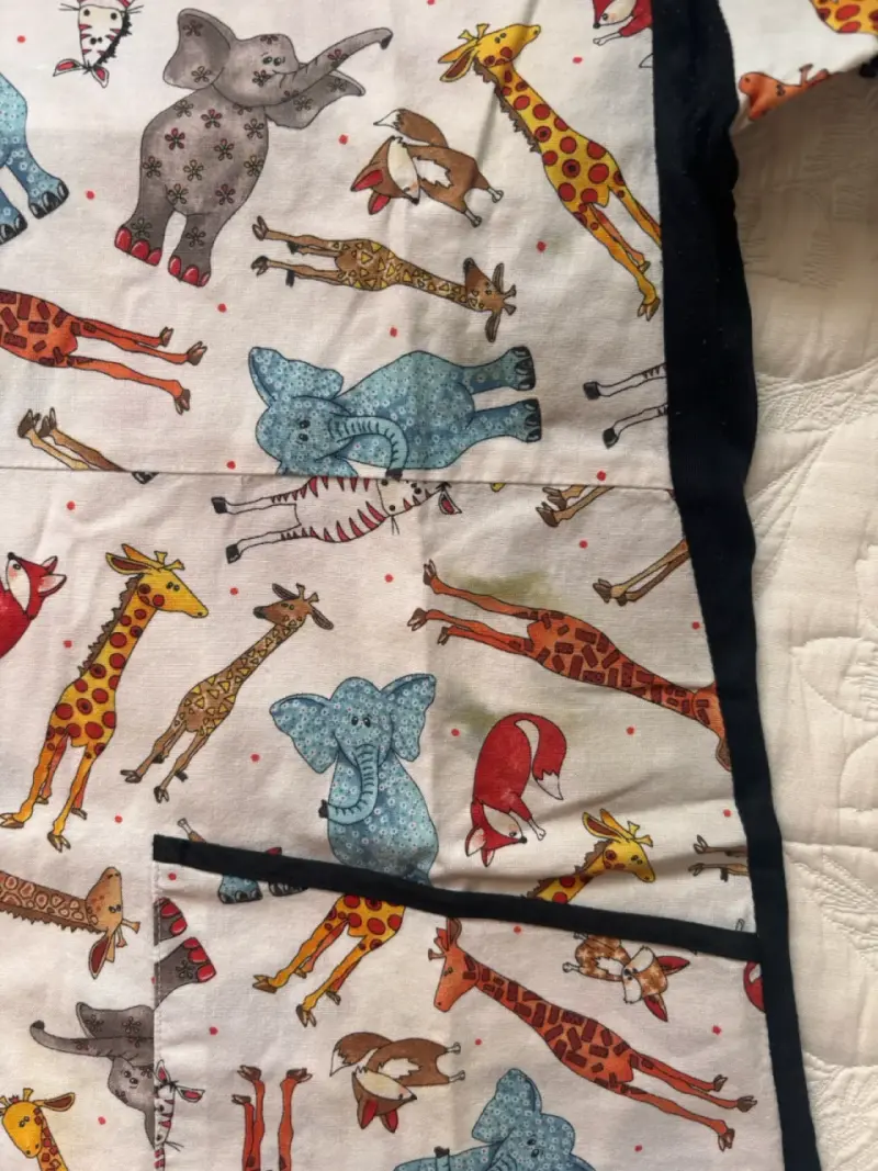 Uniforme clínico con diseño de animales - 1