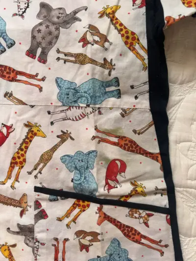 Uniforme clínico con diseño de animales - miniatura 1