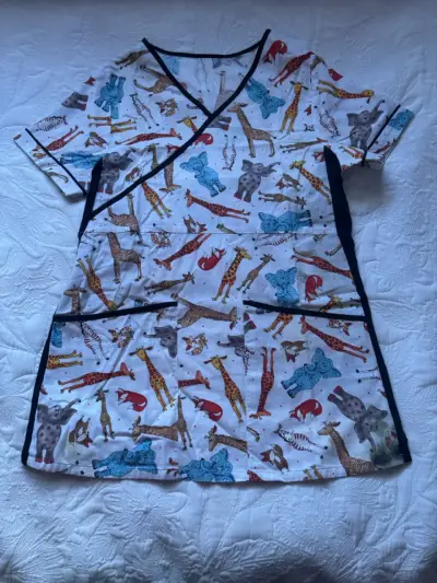 Uniforme clínico con diseño de animales - miniatura 2