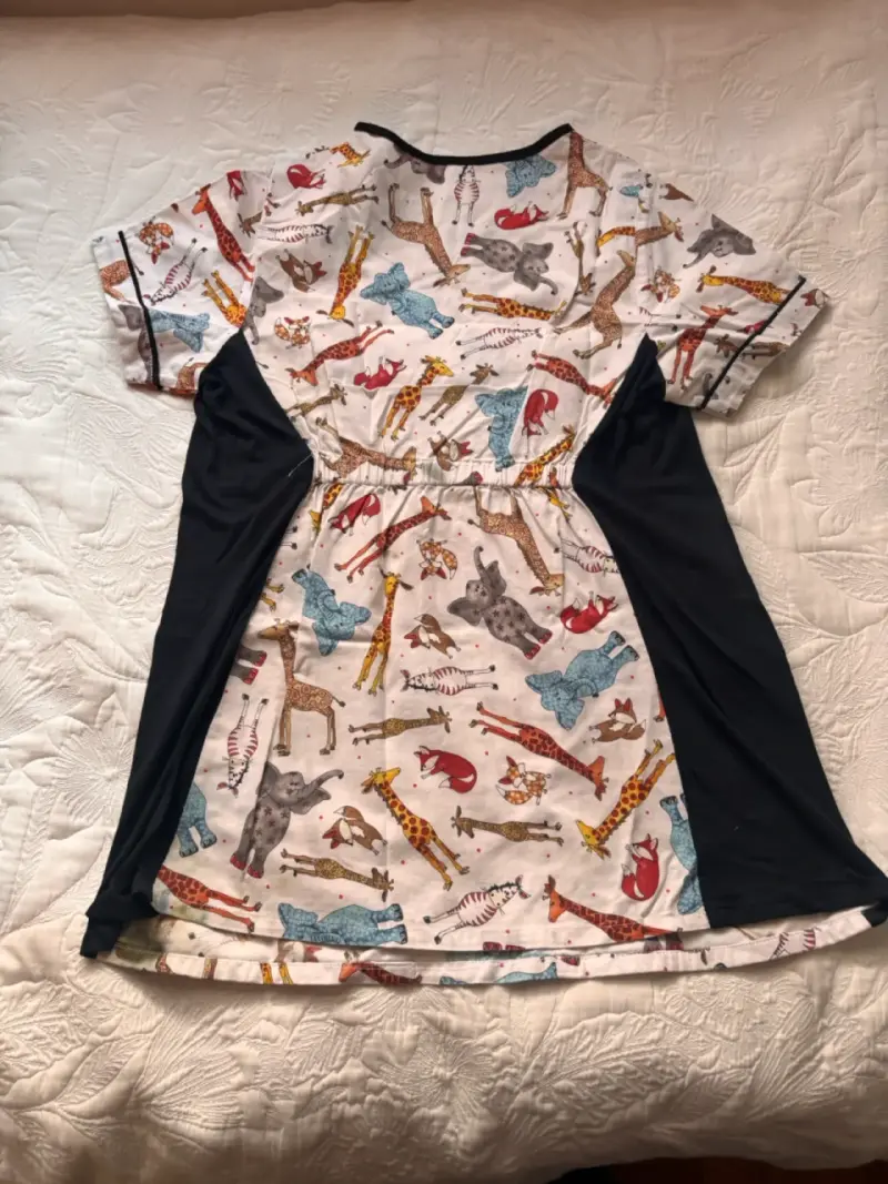 Uniforme clínico con diseño de animales - 3