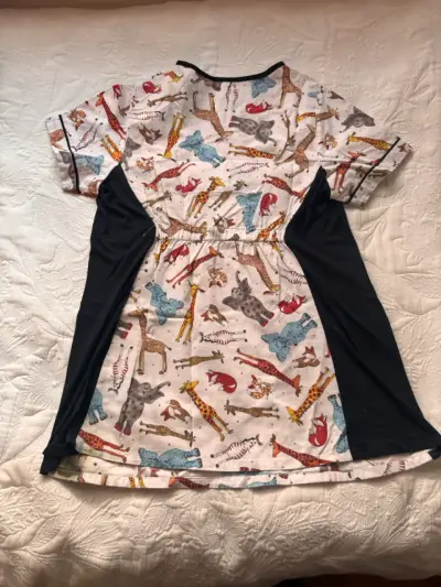 Uniforme clínico con diseño de animales - miniatura 3