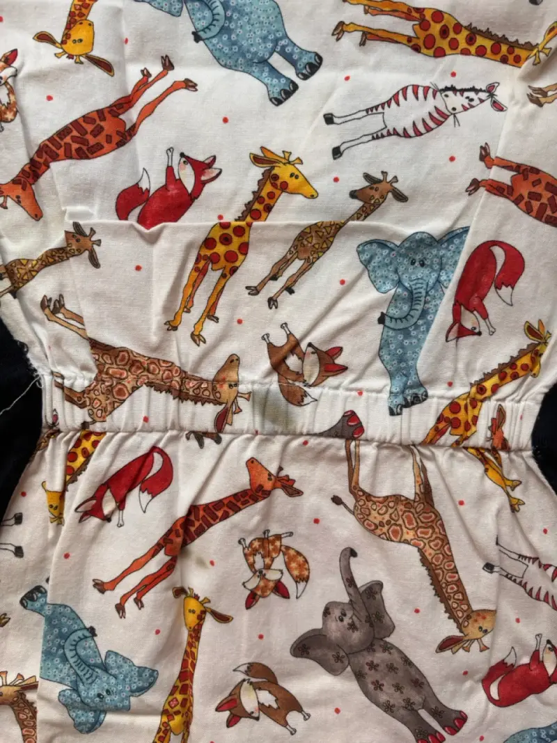 Uniforme clínico con diseño de animales - 4