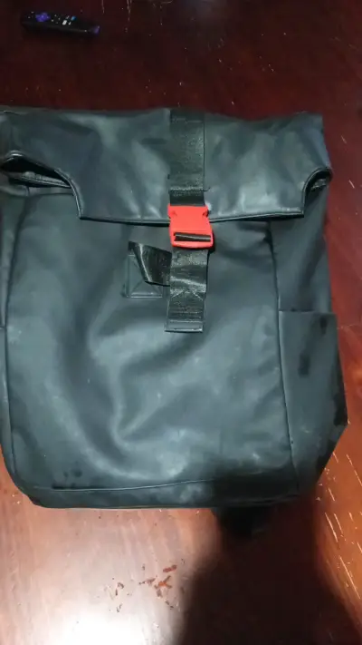 Mochila negra impermeable con cierre rojo - miniatura 1