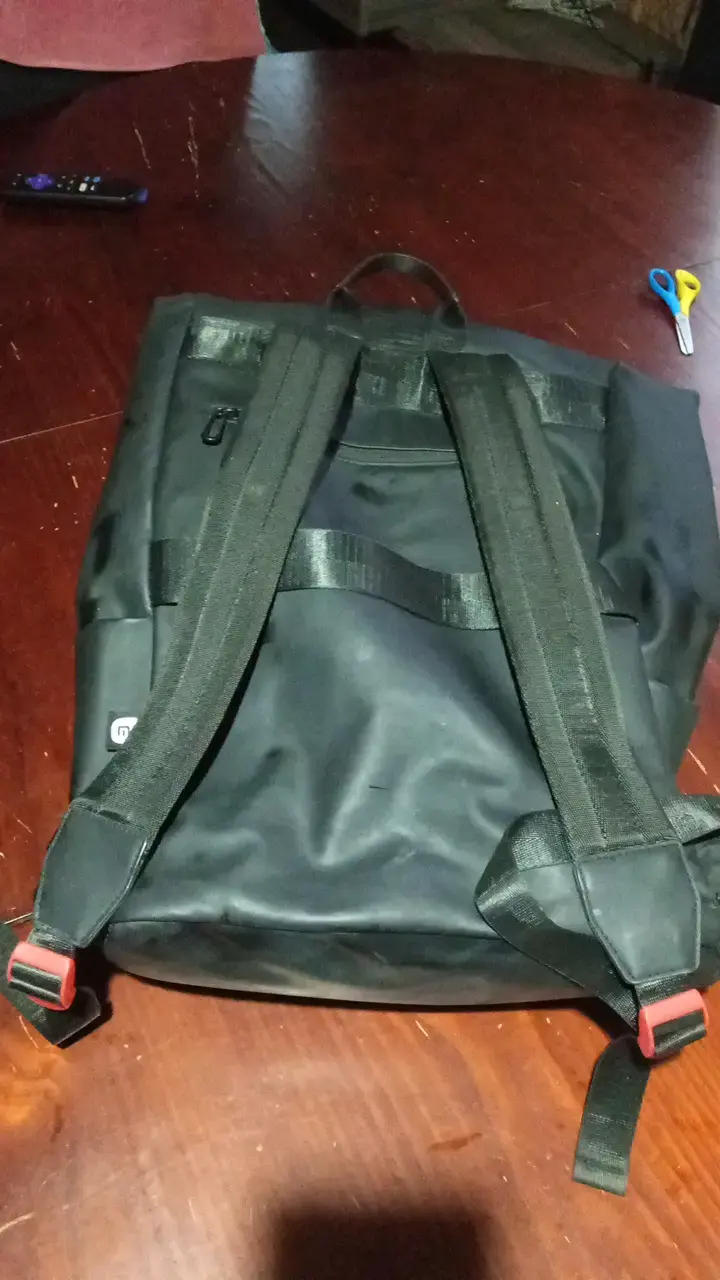 Mochila negra impermeable con cierre rojo - 2