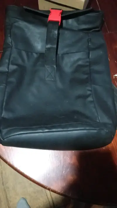 Mochila negra impermeable con cierre rojo - miniatura 3