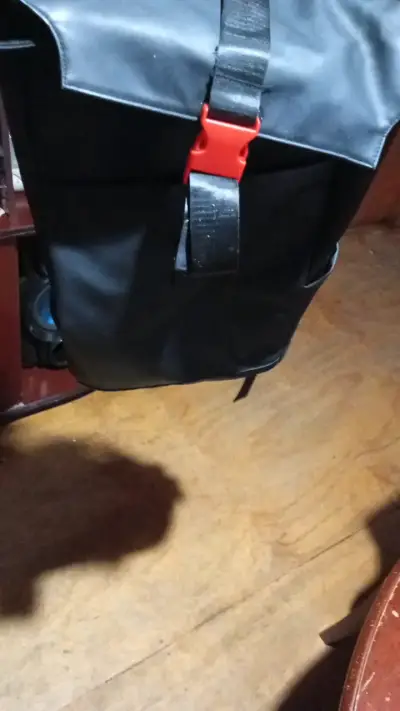 Mochila negra impermeable con cierre rojo - miniatura 4
