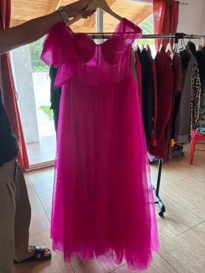 Vestido largo fucsia de tul elegante - miniatura 1