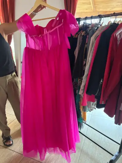 Vestido largo fucsia de tul elegante - miniatura 2