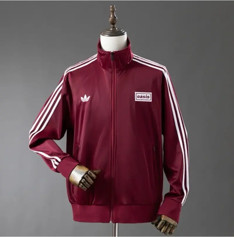 Chaqueta Adidas burdeos con logo Oasis.