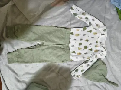 Conjunto de bebé con diseño de árboles - miniatura 1