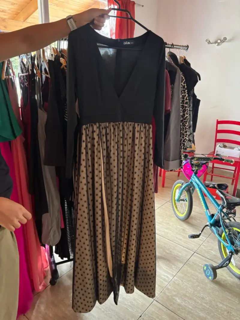 Vestido largo negro con puntos - 1